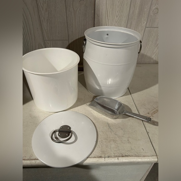 White Ice Bucket with Lid and Scoop - Picture 5 of 13